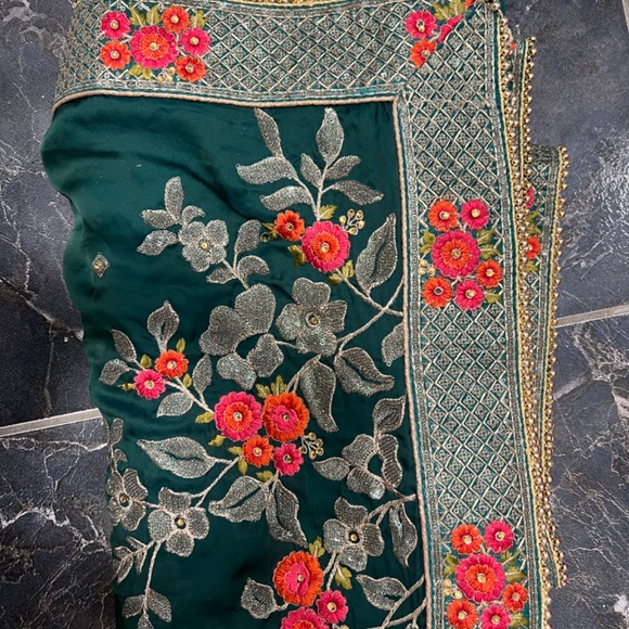 Lashkaraa Green Floral Saree - Picture 2 of 3